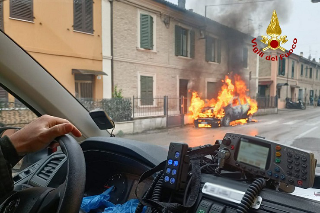 Pesaro - Auto in fiamme, paura a Santa Veneranda